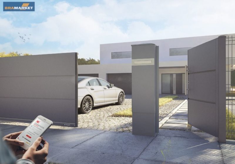 Suchasni vidkatni vorota u dvir u Lʹvovi